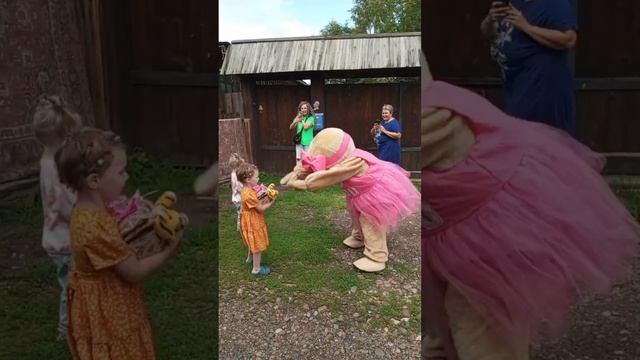 Поздравление от ростовой куклы. Красноярск 89831542110. https: