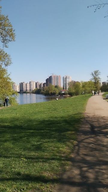 У Невы катаюсь на велосипеде. 17 мая 2025.