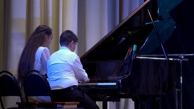 Э. Григ "Норвежский танец" исполняет дуэт Алфёрова Анна, Сабельников Сергей