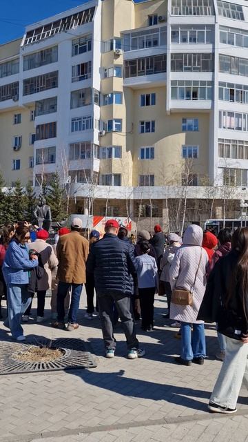 Концерт в сквере академика В.П.Ларионова на проспекте Ленина 08 мая 2025 года