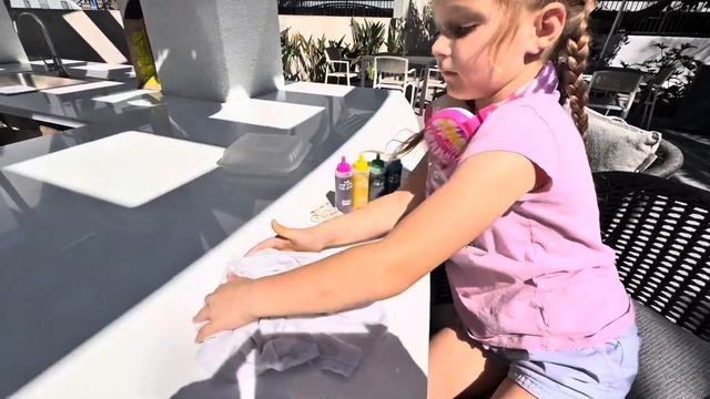 WOW! Лия делает яркую тай-дай футболку своими руками! 🌈?