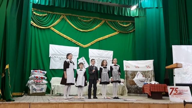 Кызыл Чапчак мәдәният йорты "Сандугач" балалар төркеме "Тынычлык" турында җыр башкара.