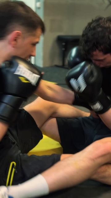 работа в ближней дистанции, нет ни единого шанса отойти назад🥊
