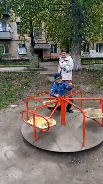 Костик крутится на карусели video-2025-05-17_21_25_39