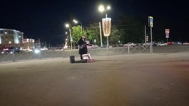 Парень на улице исполнил известную песню