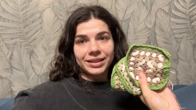 Вяжу сумку-бананку на лето из бабушкиных квадратов кр?