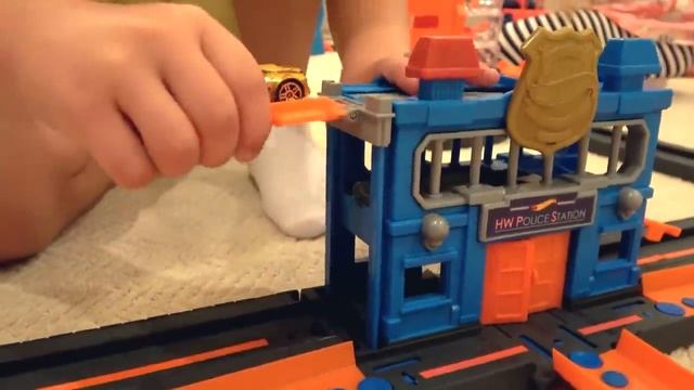 Рома и Диана Рома и Диана играют с игрушечными машинками Hot Wheels City