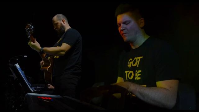 актор Дмитро Лінартович виконує пісню "Стою на місці" із мюзиклу "Got to be free"