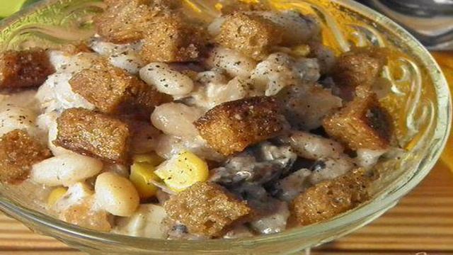 Салат с сухариками и колбасным сыром