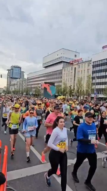 ВСЕ БЕГУТ,БЕГУТ...ЭСТАФЕТА НА САДОВОМ В МОСКВЕ
