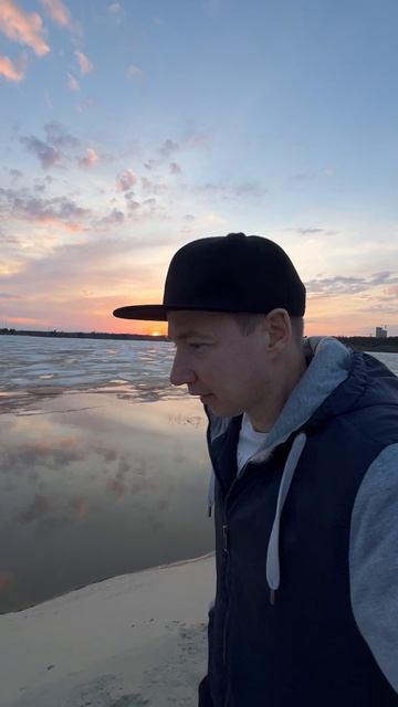 Ещё один закат догорает, всё ближе к лету