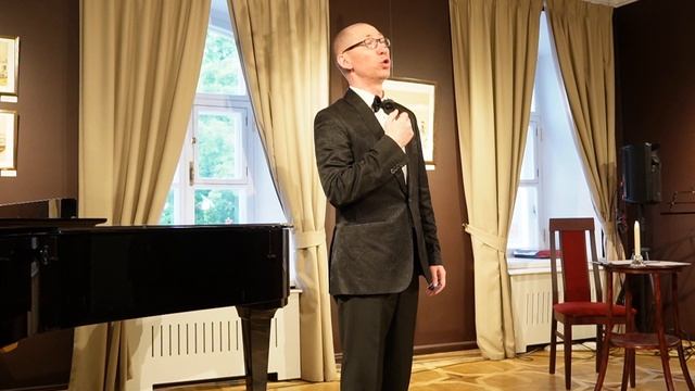 Руфат Низамов исполняет романс Чайковского "Средь шумного бала". Фортепиано — Татьяна Железнова