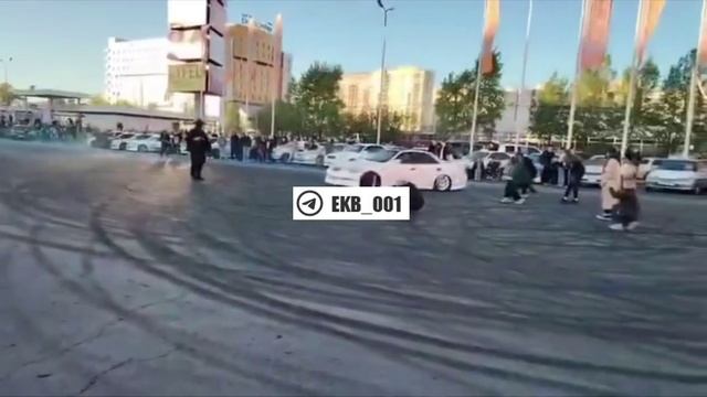 Девушку-оператора чуть не убил дрифтер. 

Всё произошло накануне около «Карнавала»
