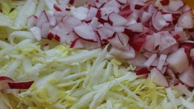 Салат с пекинской капустой, овощами и плавленным сыром