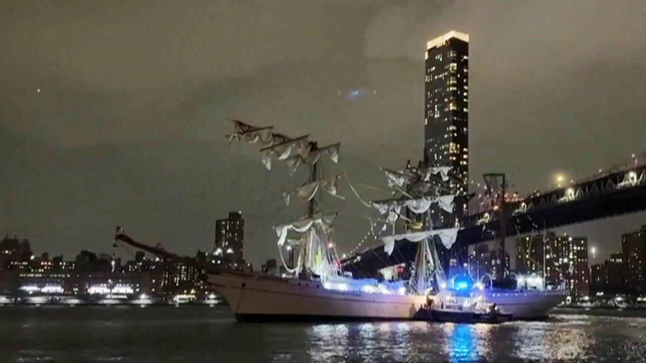 В Нью-Йорке парусное судно мексиканских ВМС врезалось в Бруклинский мост