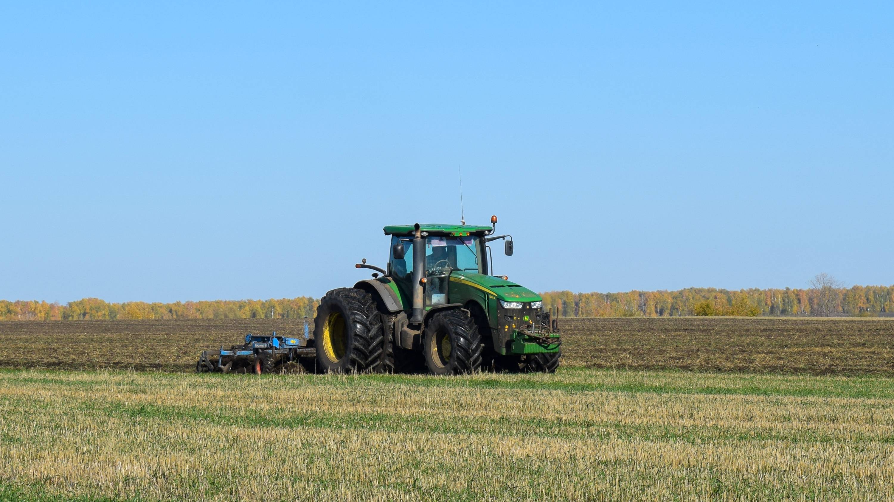 Трактор John Deere 8335R с дисковым культиватором Lemken Smaragd 9.