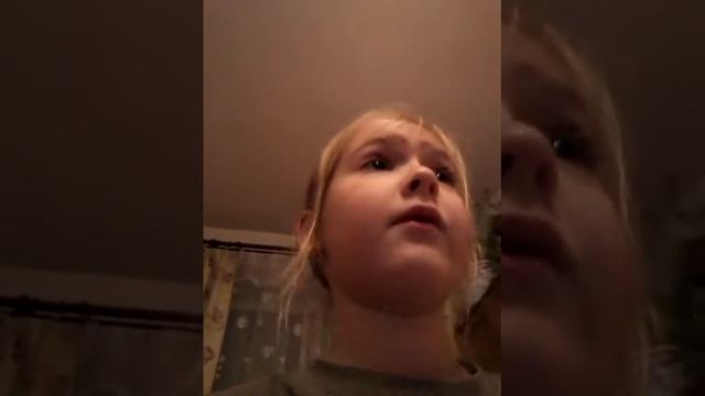 Вика поёт песню Как узнать свою подругу..