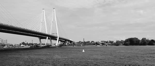 Река Нева, окраина Петербурга, ч/б. 18 мая 2025.