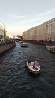 Прогулочные суда на Мойке, Петербург. 25 июля 2024.