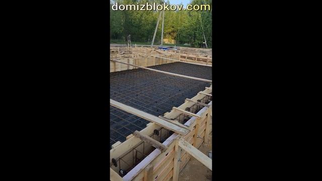 Фундамент - монолитная плита ребрами жесткости вверх