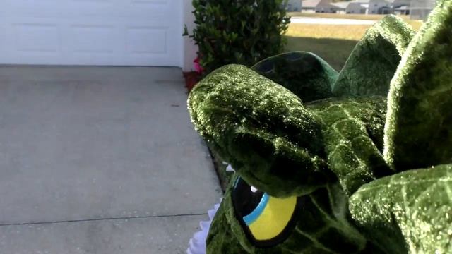 Рома и Диана Рома и Диана играют в костюмах ГЕРОЕВ В МАСКАХ