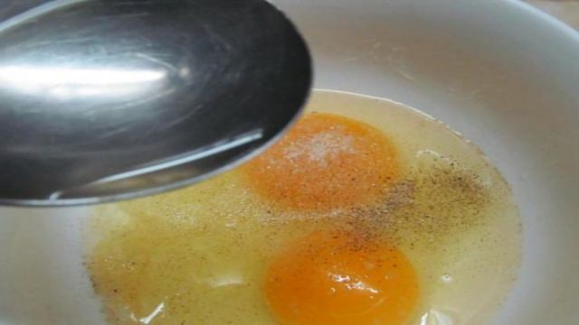 Яичница на водке с горошком и кукурузой