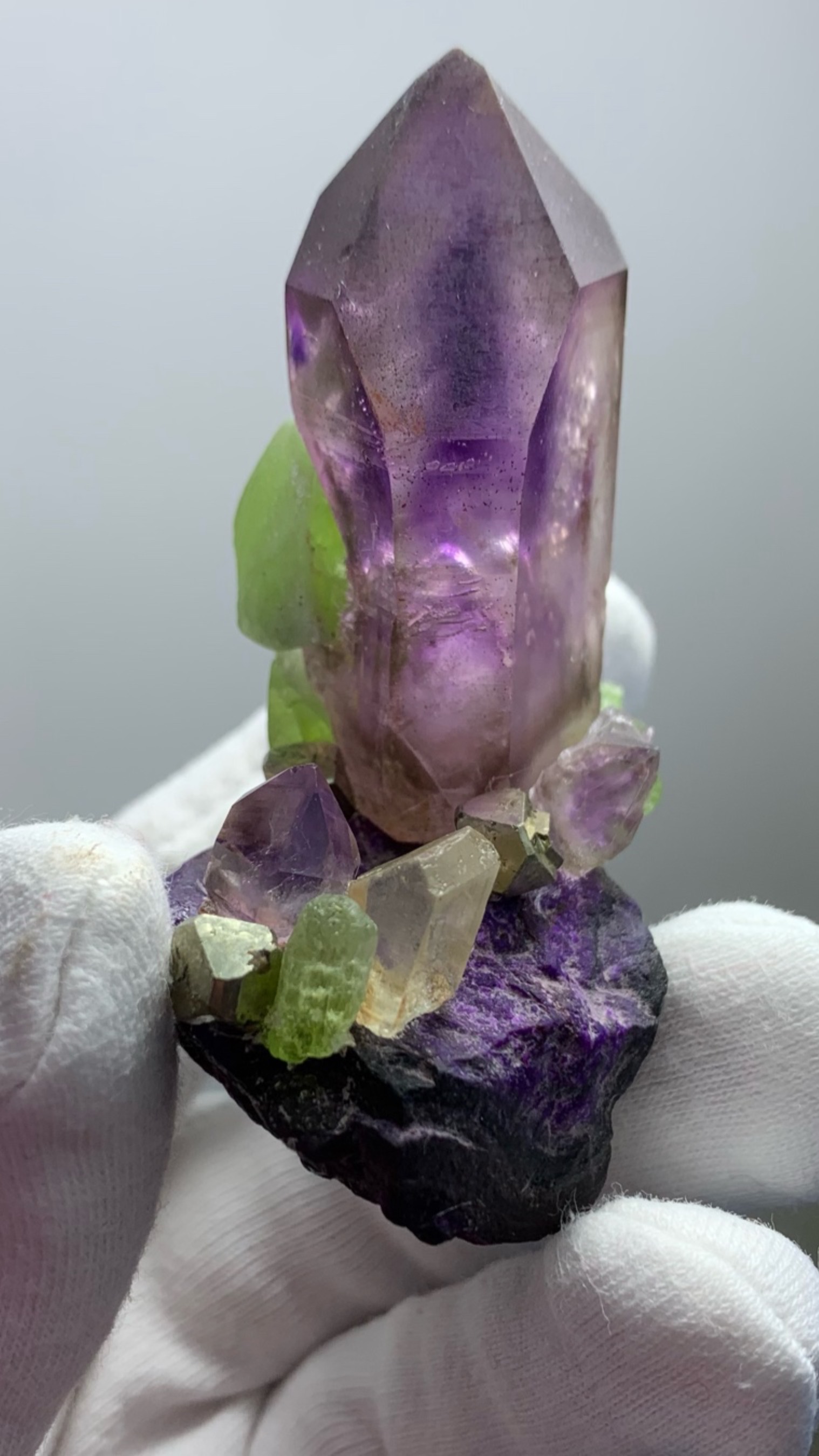 Композиция из камней и кристаллов Coolcrystals: Аметист Брандберг, Хризолит, Пирит, Эвклаз, Сугилит