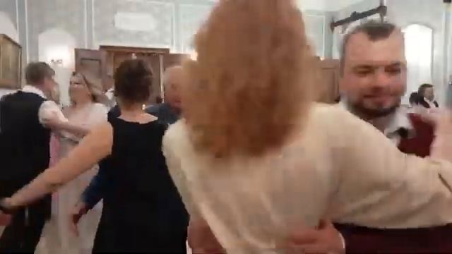 Учим старожитные танцы. Слаженно и весело.