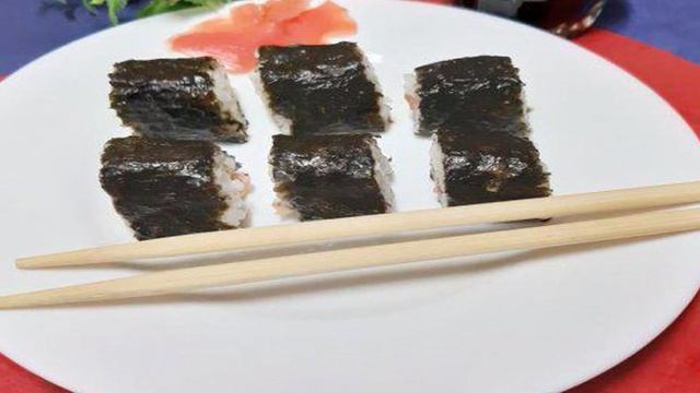 Суши с тунцом и маринованным огурцом