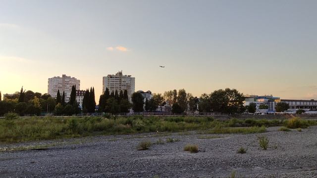 Взлетающий самолет над Сочи