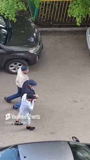 Ауффф выкатывает со дворов .