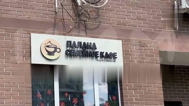 Извращенец-вуайерист, управляющий московского семейного кафе, установил скрытые камеры в туалете,...