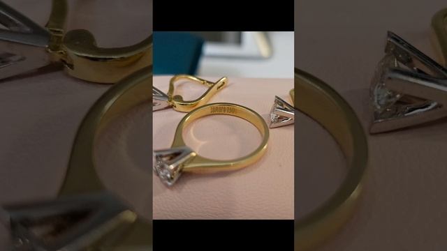 кольцо 0.47 карат бриллиант, серьги 0.79 карат. золото  750п?