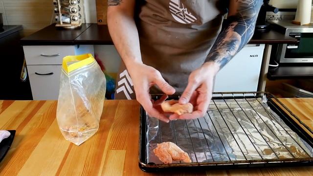 ПИКАНТНИ ПИЛЕШКИ КРИЛЦА - Печени на фурна + бъфало сос