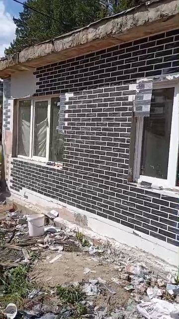 кирпич на сетке с защитой плёнкой