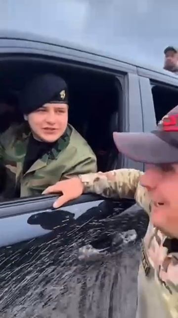 Депутат Баранов бежит за авто, за рулем которого находится несовершеннолетний адам кадыров !!!