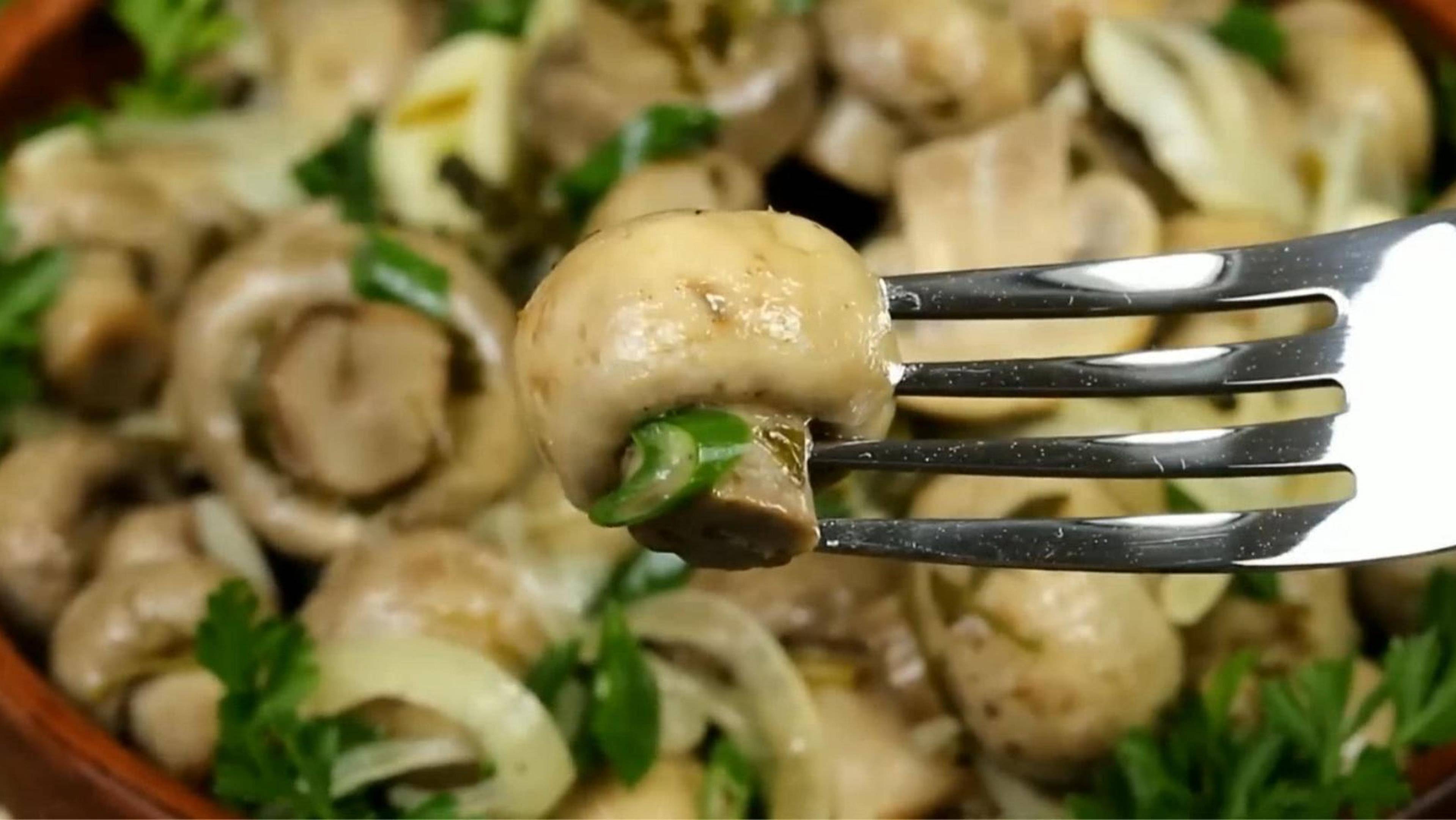 Это не просто грибы — настоящая вкуснейшая история! Шампиньончики-закуска на праздничном столе 🍄