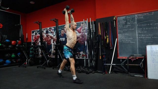 Толчки в ножницы двух гантелей | Демонстрация