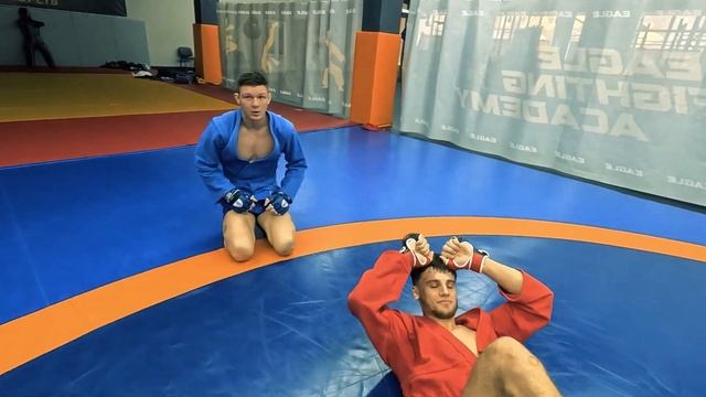 Задняя вставка и передняя подножка в боевом самбо.