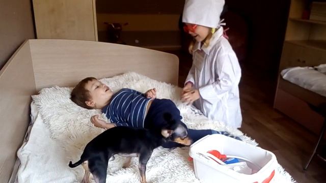 Вызвали доктора Анфису. Делаем укол. Болит попа. Играем в прикол