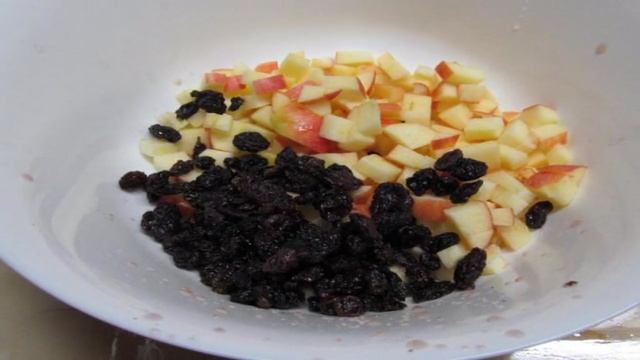 Плетенка с яблоками и изюмом