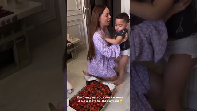 За Юлей Ефременковой ухаживает мужчина и радует её, ну и конечно же её сыновей тоже ❤️