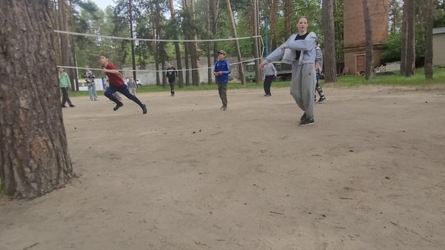 Арина играет со старшими в волейбол и ЗАБИВАЕТ!