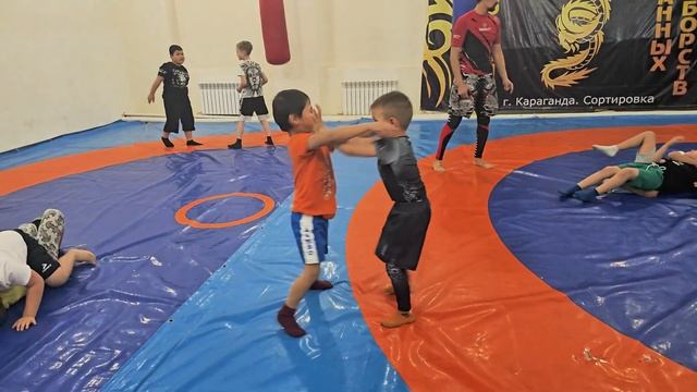 Спарринг по грэпплингу / борьба среди детей 5 - 6 лет.