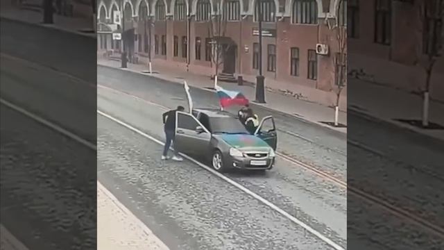 Сотрудник полиции повис на дверях ехавшей машины в Тюмени