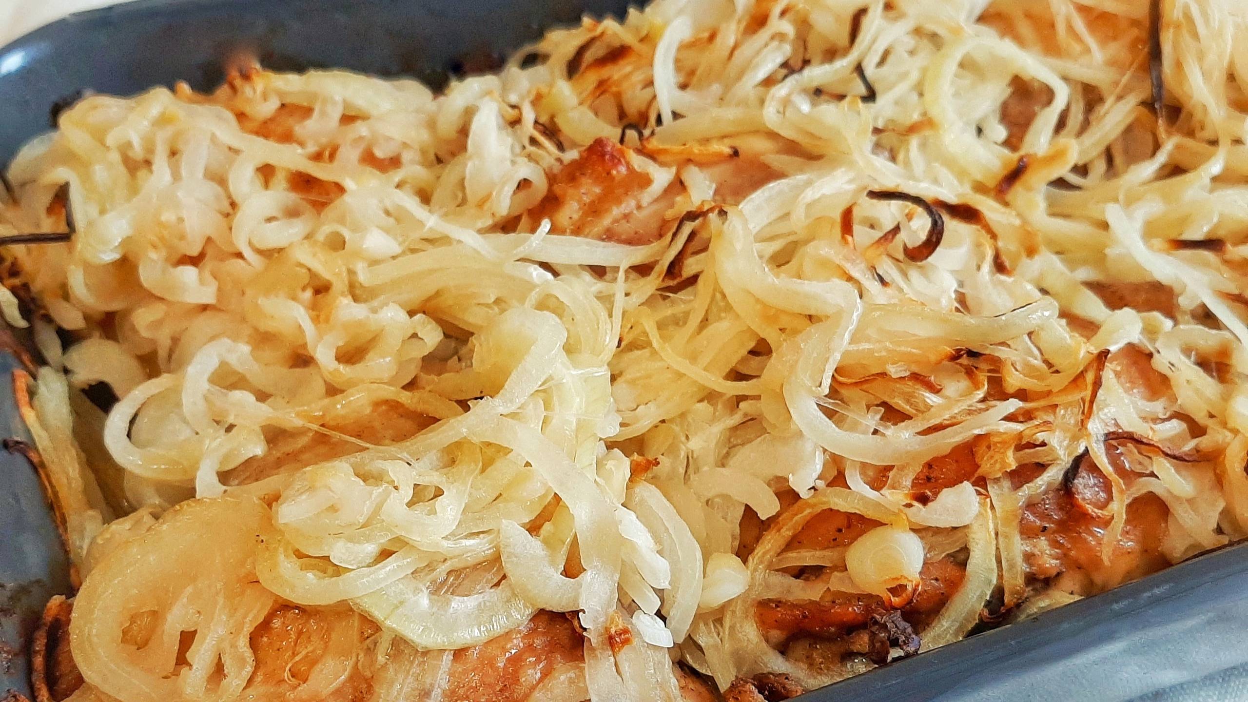 КУРИНЫЕ БЕДРА, запеченные на хлебе.