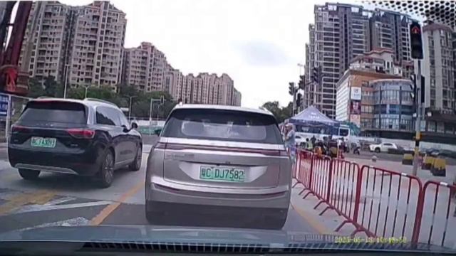 В Китае строительный кран рухнул на дорогу и палатку, в которой находились люди.