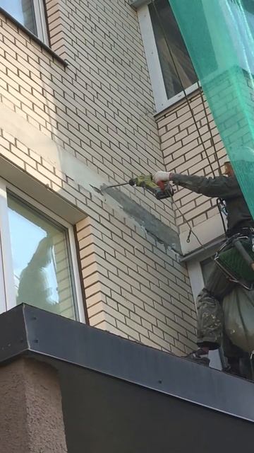 Демонтаж промышленным альпинистом штукарки с монолит