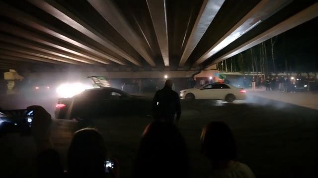 Ничего не обычного, просто решили врубить на всю свою музыку и устроить дрифт под мостом !!!