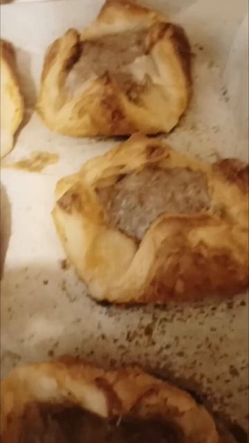 пирожки из мяса ..просто и вкусно.мясо и слоеное тесто #